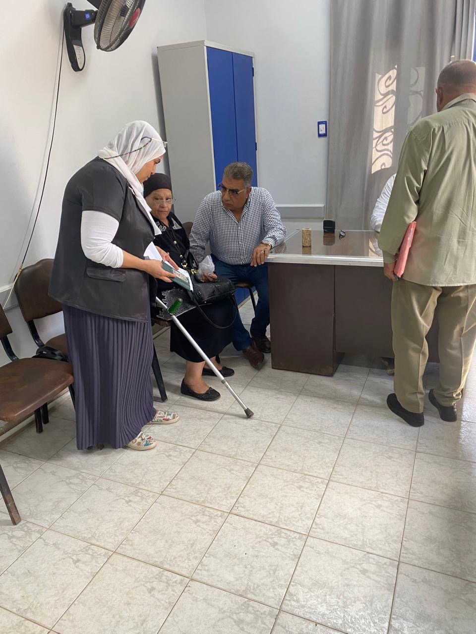 محافظ الدقهلية خلال جولته بعيادة التأمين الصحي