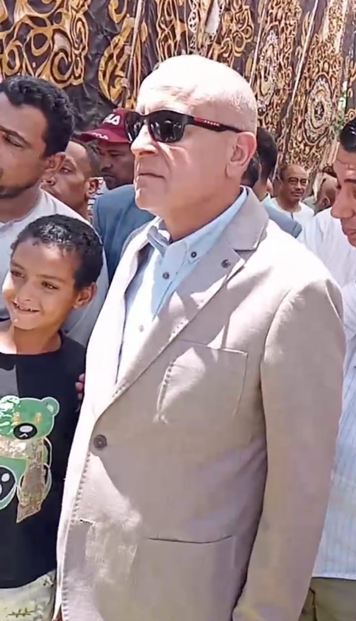 طفل يستوقف محافظ الأقصر بإسنا