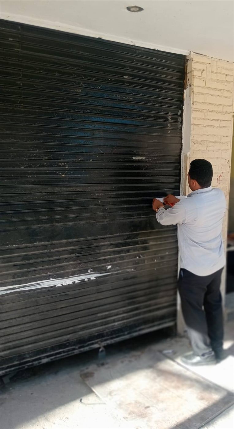 <strong>غلق وتشميع أنشطة تجارية بحي شرق مدينة نصر لمخالفتها التراخيص</strong>