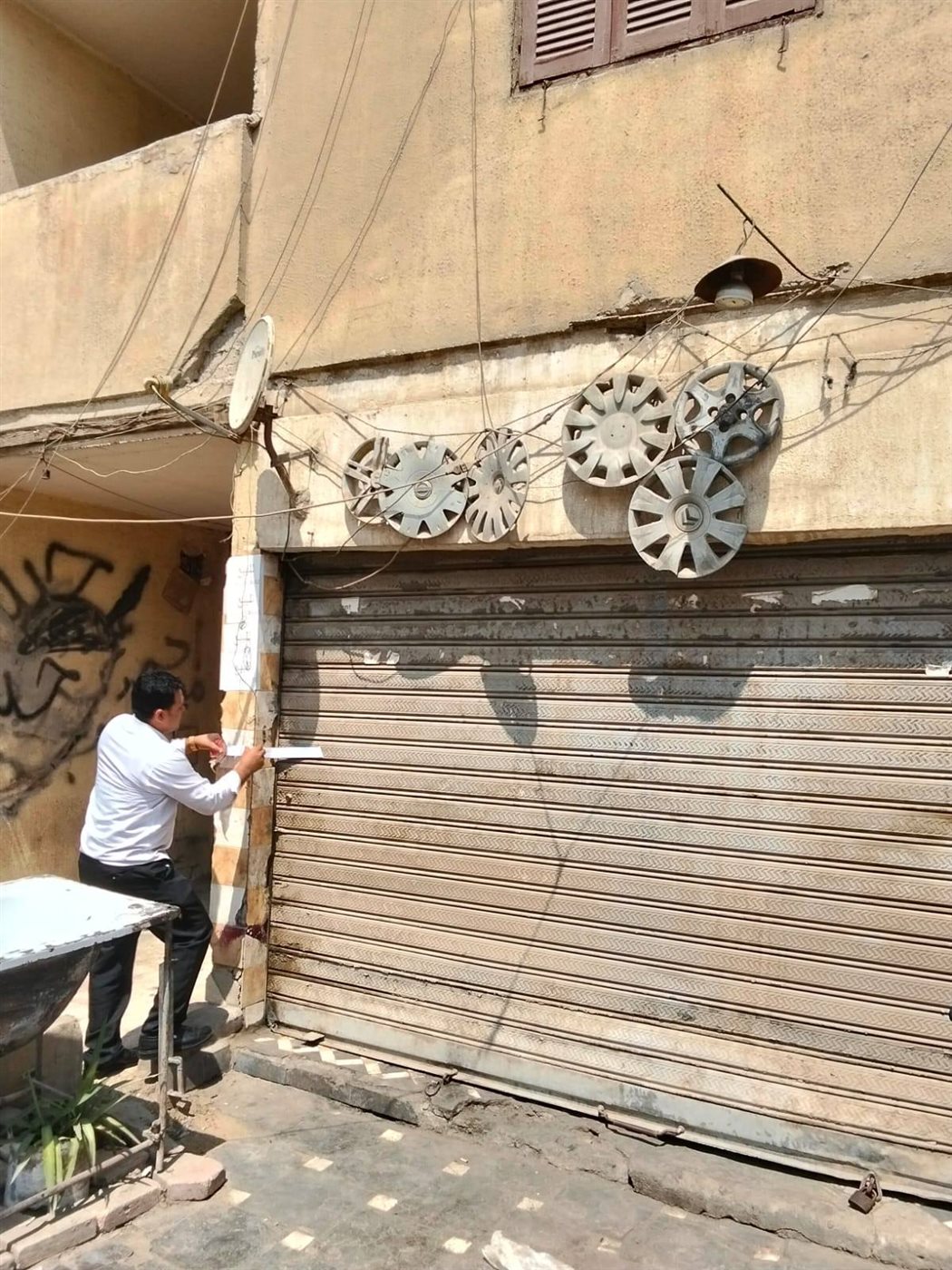 <strong>غلق وتشميع أنشطة تجارية بحي شرق مدينة نصر لمخالفتها التراخيص</strong>