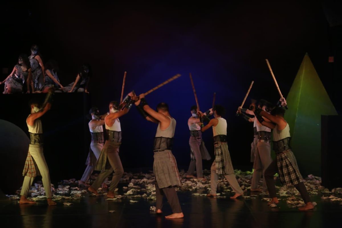 العرض المسرحي لـ رماد في زمن الفتونة