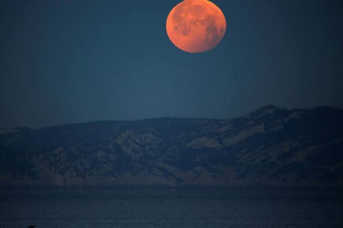 صور خسوف القمر الدموي