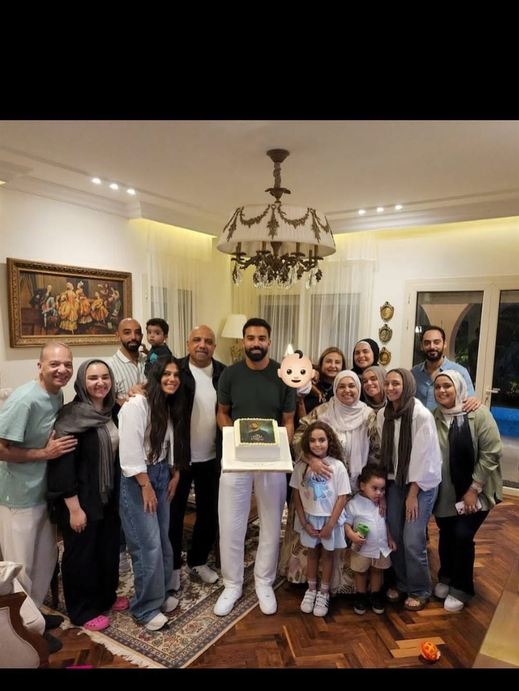 حازم إيهاب يحتفل بنجاح حكاية هند رفقة أسرته