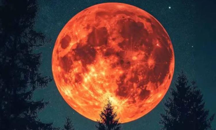 صور القمر الدموي