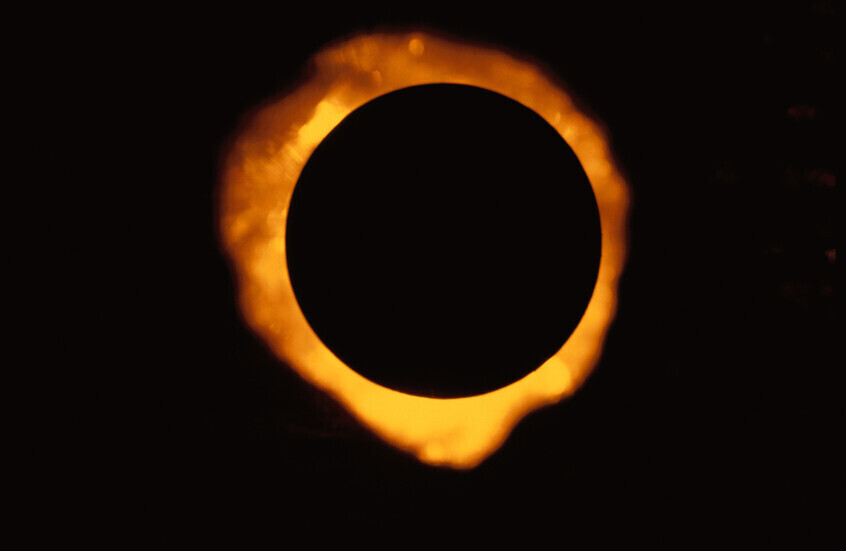 ما هو القمر الدموي