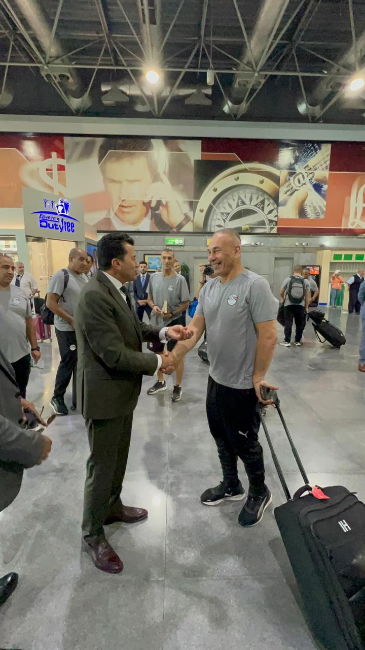 وزير الرياضة يودع المنتخب في صالة المنتخب