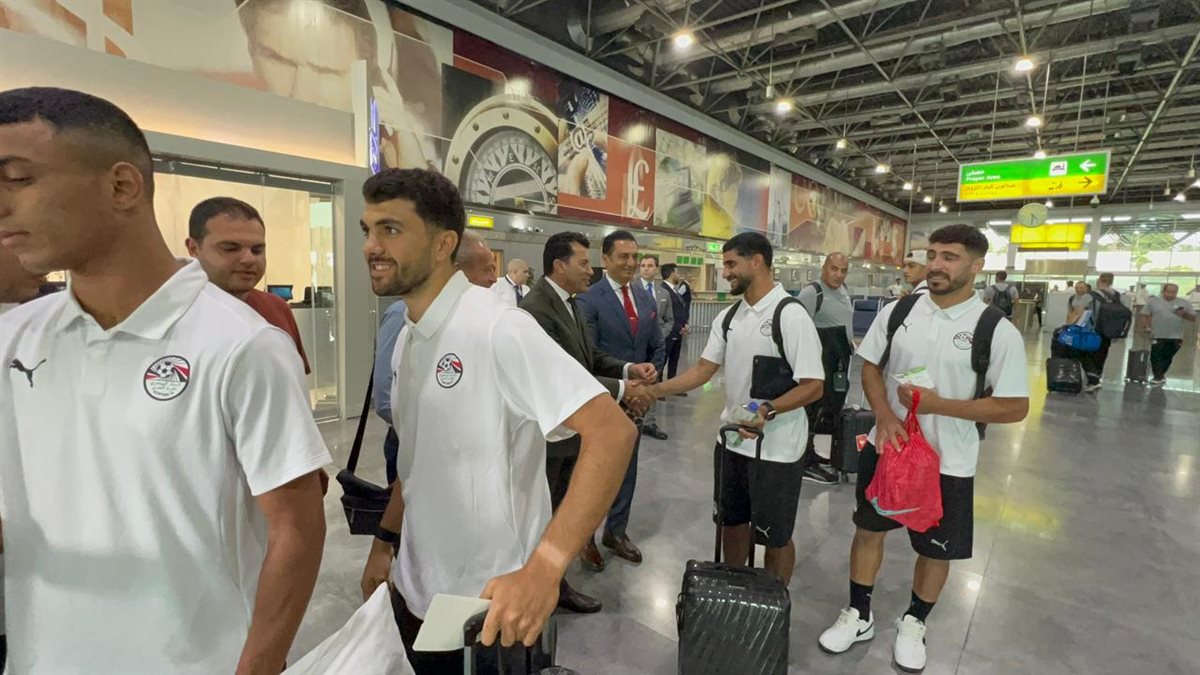 وزير الرياضة يودع المنتخب في صالة المنتخب