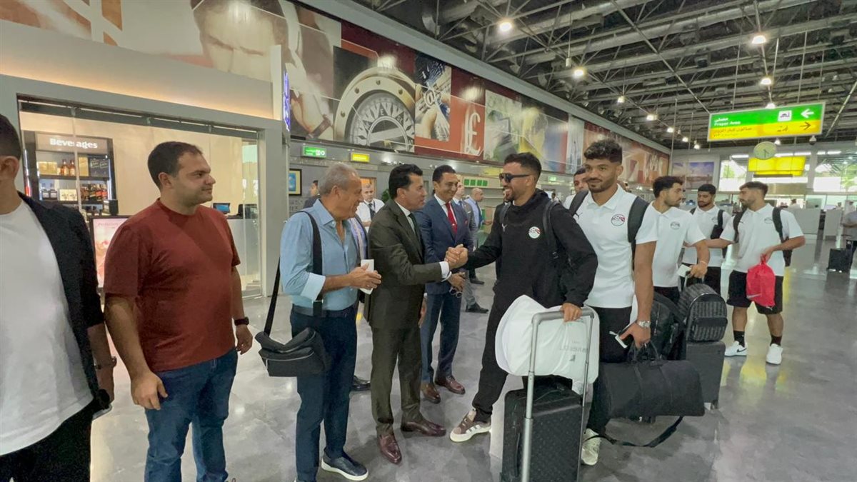 وزير الرياضة يودع المنتخب في صالة المنتخب