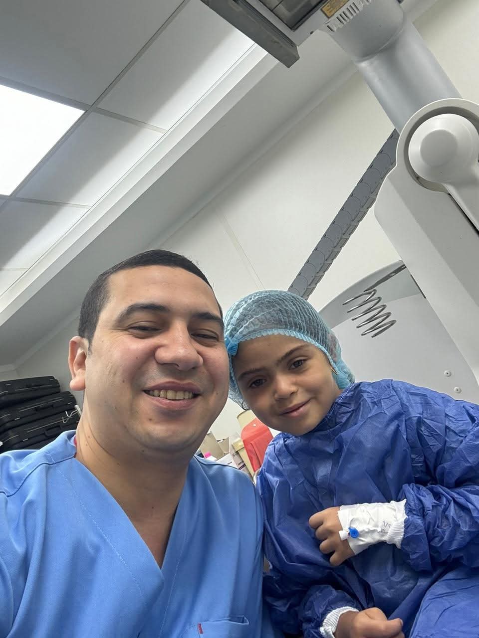 مرض نادر.. فريق طبي بمستشفى باب الشعرية ينجح في إجراء عمليَّة دقيقة لطفلة تعاني من مرض الأكاليزيا من النوع الثالث