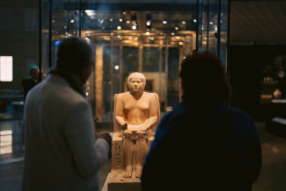 انبهار السائحين أمام روائع القطع الأثرية بالمتحف المصري الكبير 