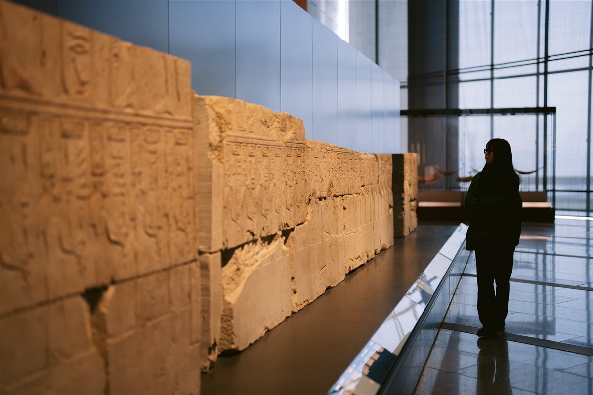 انبهار السائحين أمام روائع القطع الأثرية بالمتحف المصري الكبير 