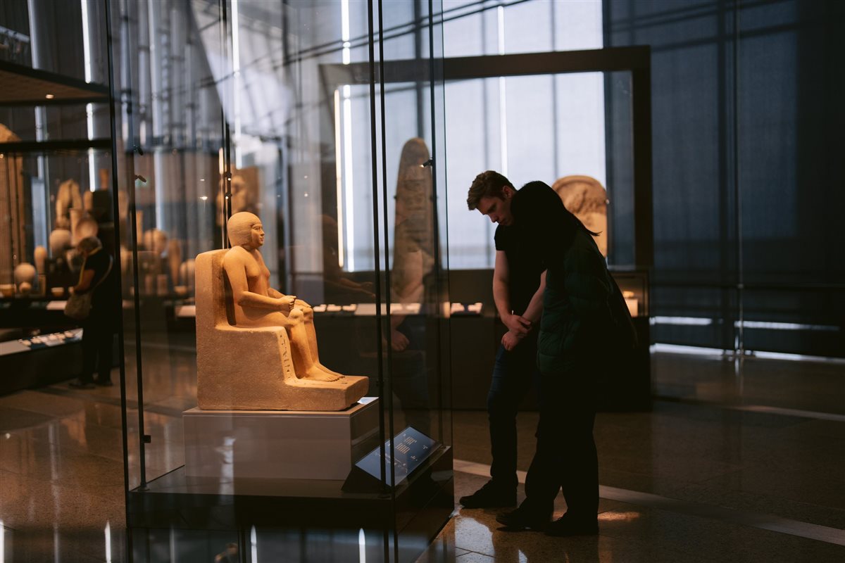 انبهار السائحين أمام روائع القطع الأثرية بالمتحف المصري الكبير 