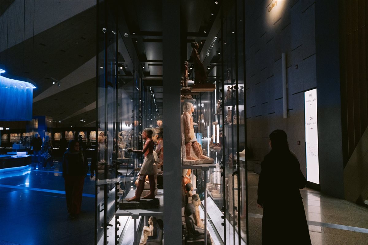 انبهار السائحين أمام روائع القطع الأثرية بالمتحف المصري الكبير 