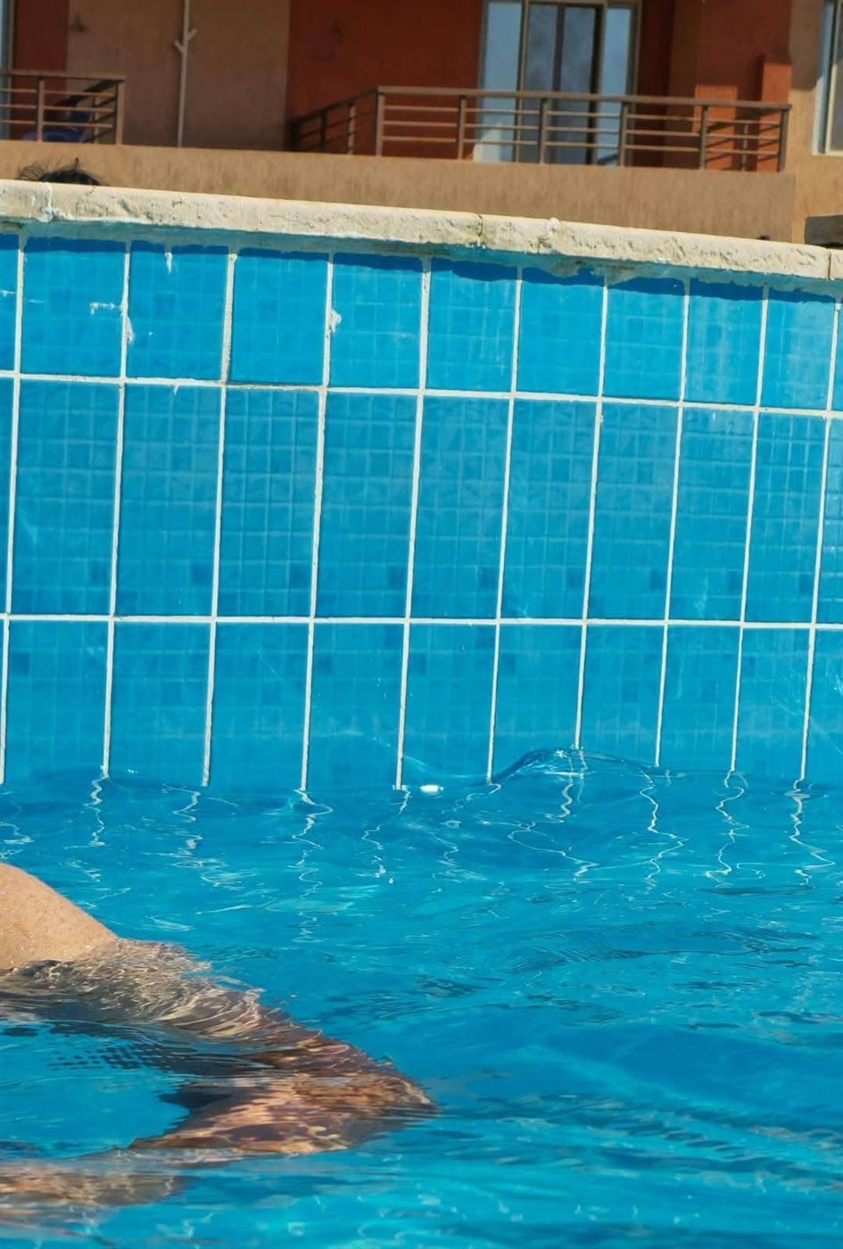 المصاب داخل حمام السباحة