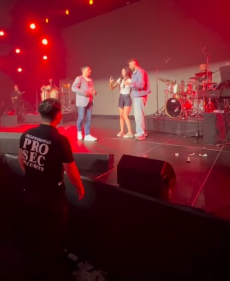 الجمهور يقتحم المسرح ومعجبة تحضن الشامي في حفله بالنرويج