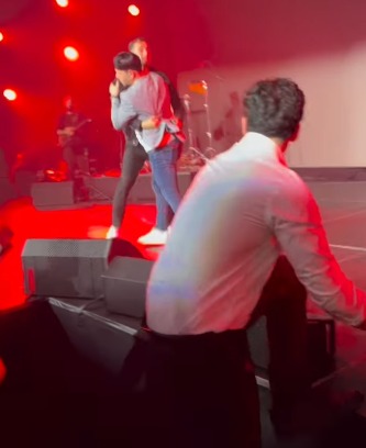 الجمهور يقتحم المسرح ومعجبة تحضن الشامي في حفله بالنرويج