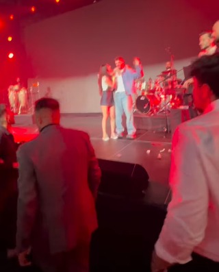 الجمهور يقتحم المسرح ومعجبة تحضن الشامي في حفله بالنرويج