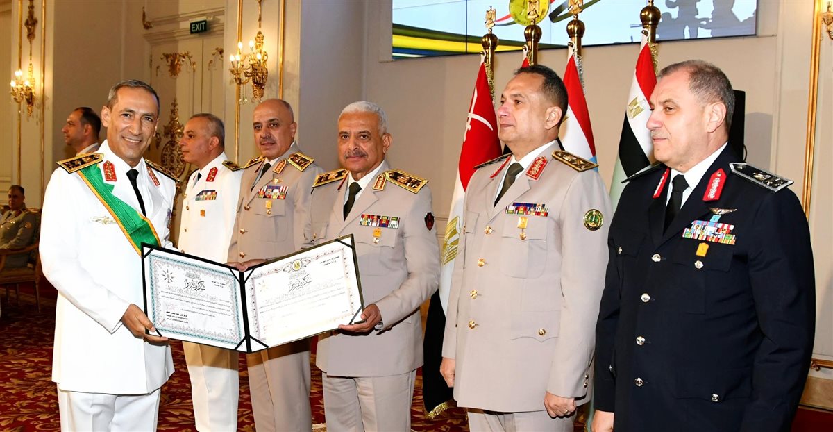 الفريق أول عبدالمجيد صقر يكرم قادة القوات المسلحة