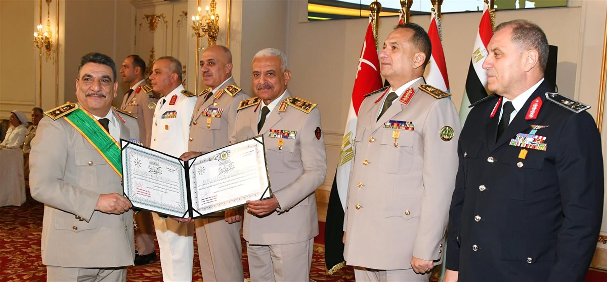 الفريق أول عبدالمجيد صقر يكرم قادة القوات المسلحة
