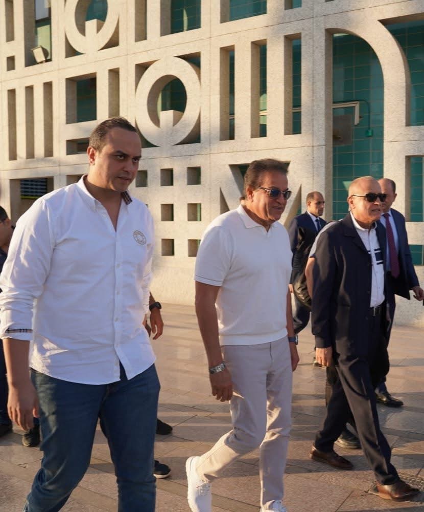 السبكي ينشر صورة من مطار الأقصر الدولي لحظة وصولهم 