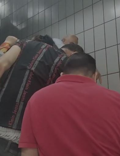 سقوط كرسي متحرك أعلى سلم كهربائي بمحطة مترو مسرة 