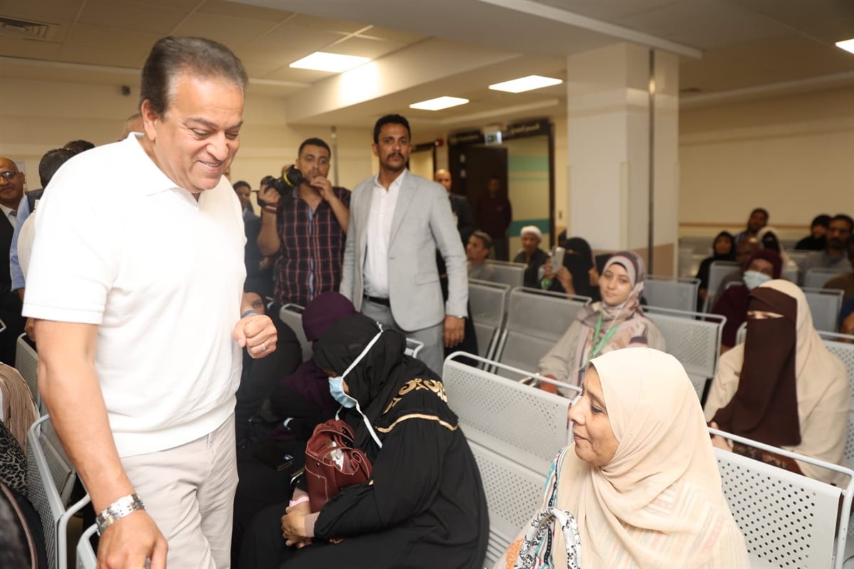 الوزير يطمئن الأهالي بمستشفى الأورام 