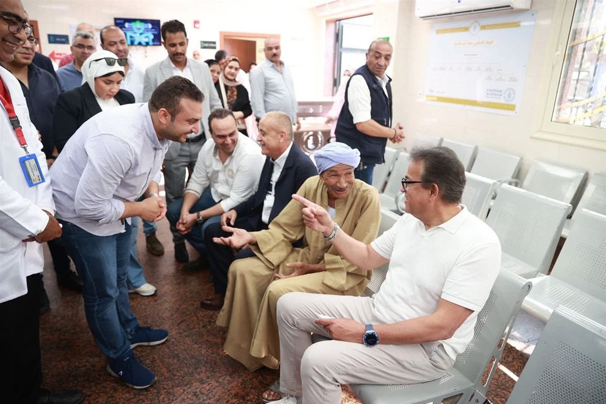 الوزير يطمئن خلال جولتة على أحد المواطنين ويوجةً بعلاجة 