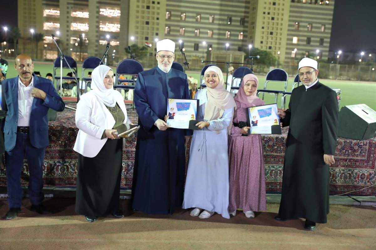  الأولى فازت بـ10000 آلاف جنيهًا.. قيادات الأزهر يكرمون الطالبات الفائزات في مسابقة بنت الأزهر الوافدة
