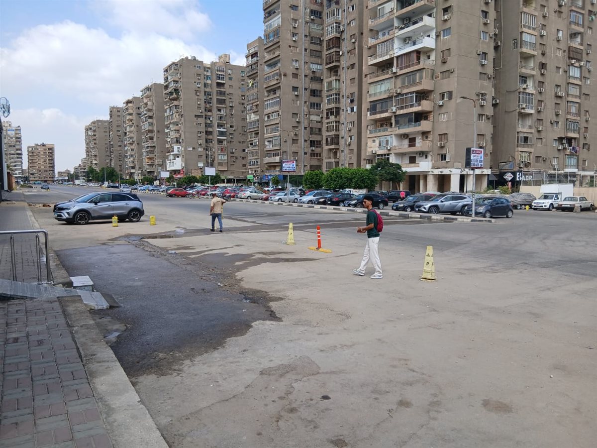 <strong>إزالة حواجز مخالفة أمام الحديقة الدولية بمدينة نصر</strong>