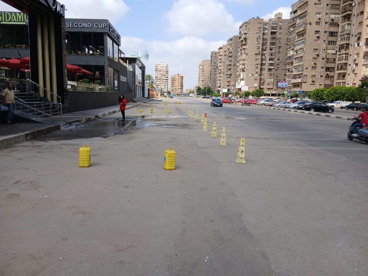 <strong>إزالة حواجز مخالفة أمام الحديقة الدولية بمدينة نصر</strong>