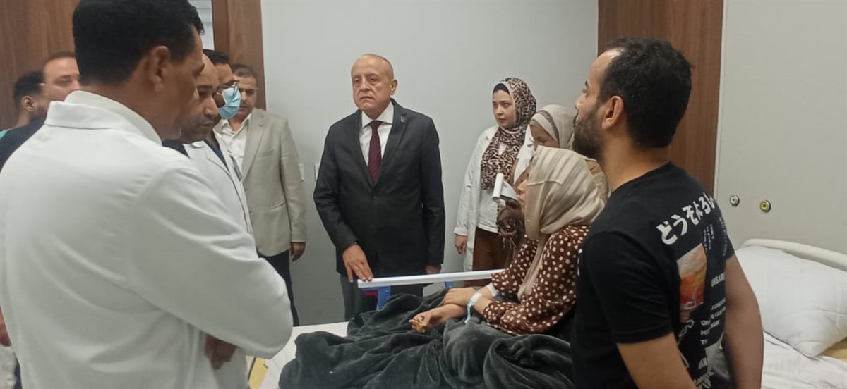 محافظ الأقصر يطمئن على المصابين 