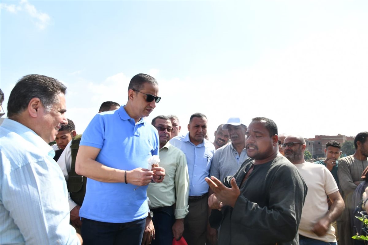 محافظ الفيوم يفتتح موسم جني القطن بأحد الحقول الزراعية بقرية رحمي