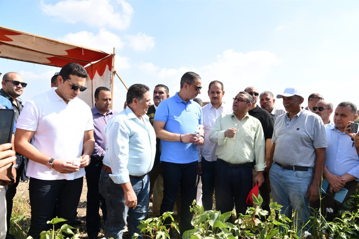 محافظ الفيوم يفتتح موسم جني القطن بأحد الحقول الزراعية بقرية رحمي