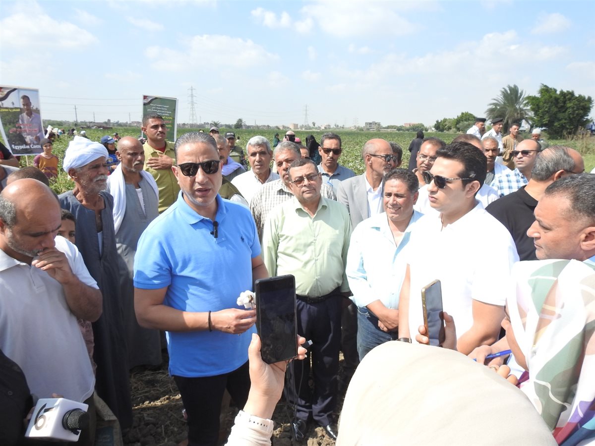 محافظ الفيوم يفتتح موسم جني القطن بأحد الحقول الزراعية بقرية رحمي