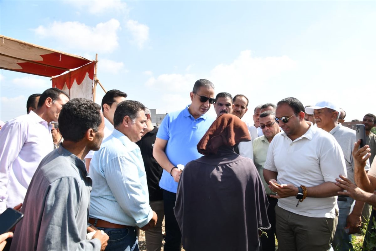 محافظ الفيوم يفتتح موسم جني القطن بأحد الحقول الزراعية بقرية رحمي