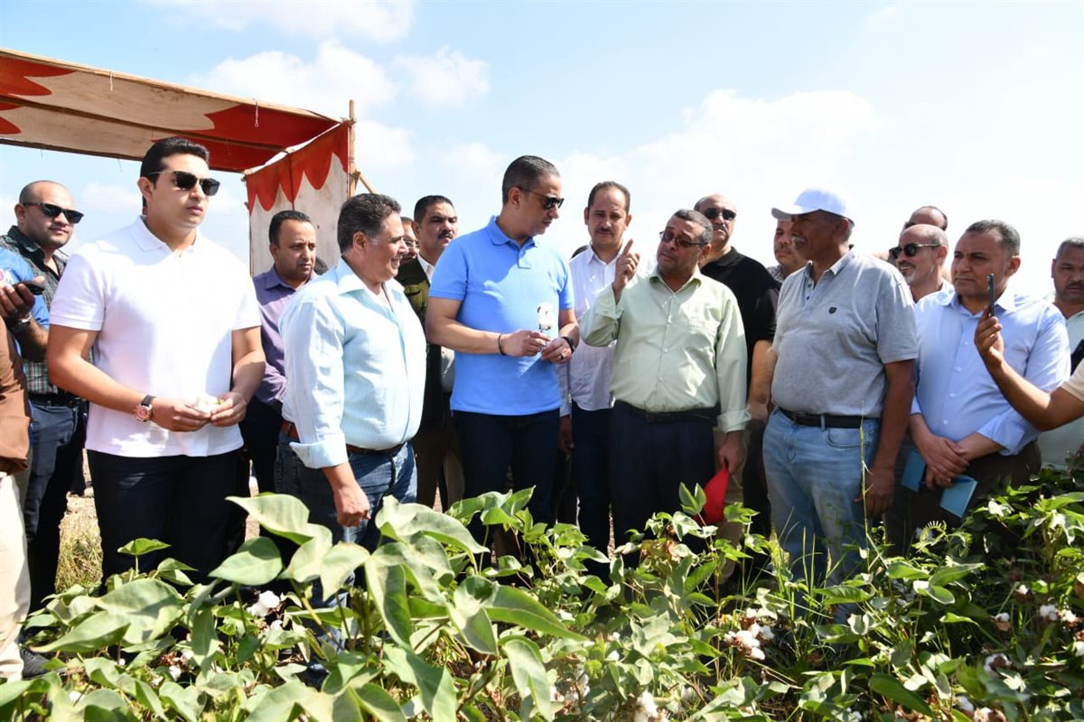 محافظ الفيوم يفتتح موسم جني القطن بأحد الحقول الزراعية بقرية رحمي