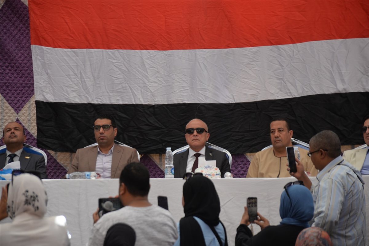 محافظ الأقصر يسلم شقق الطود للأهالي بعد طول إنتظار 