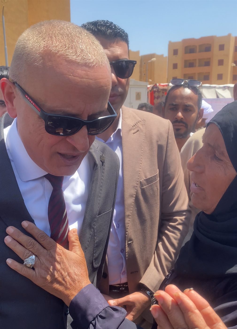 محافظ الأقصر يوجة بسرعة تلبية طلبات سيدة 