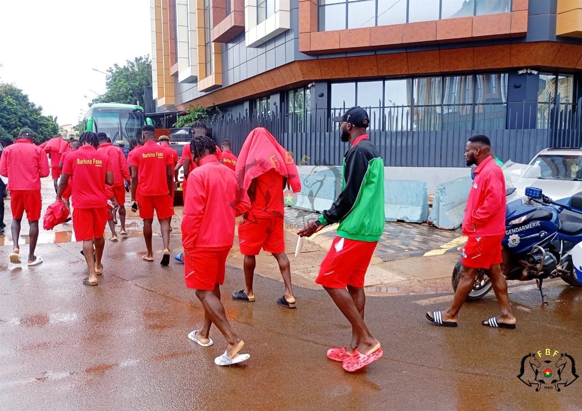 مغادرة لاعبي بوركينا وسط الأمطار (1)