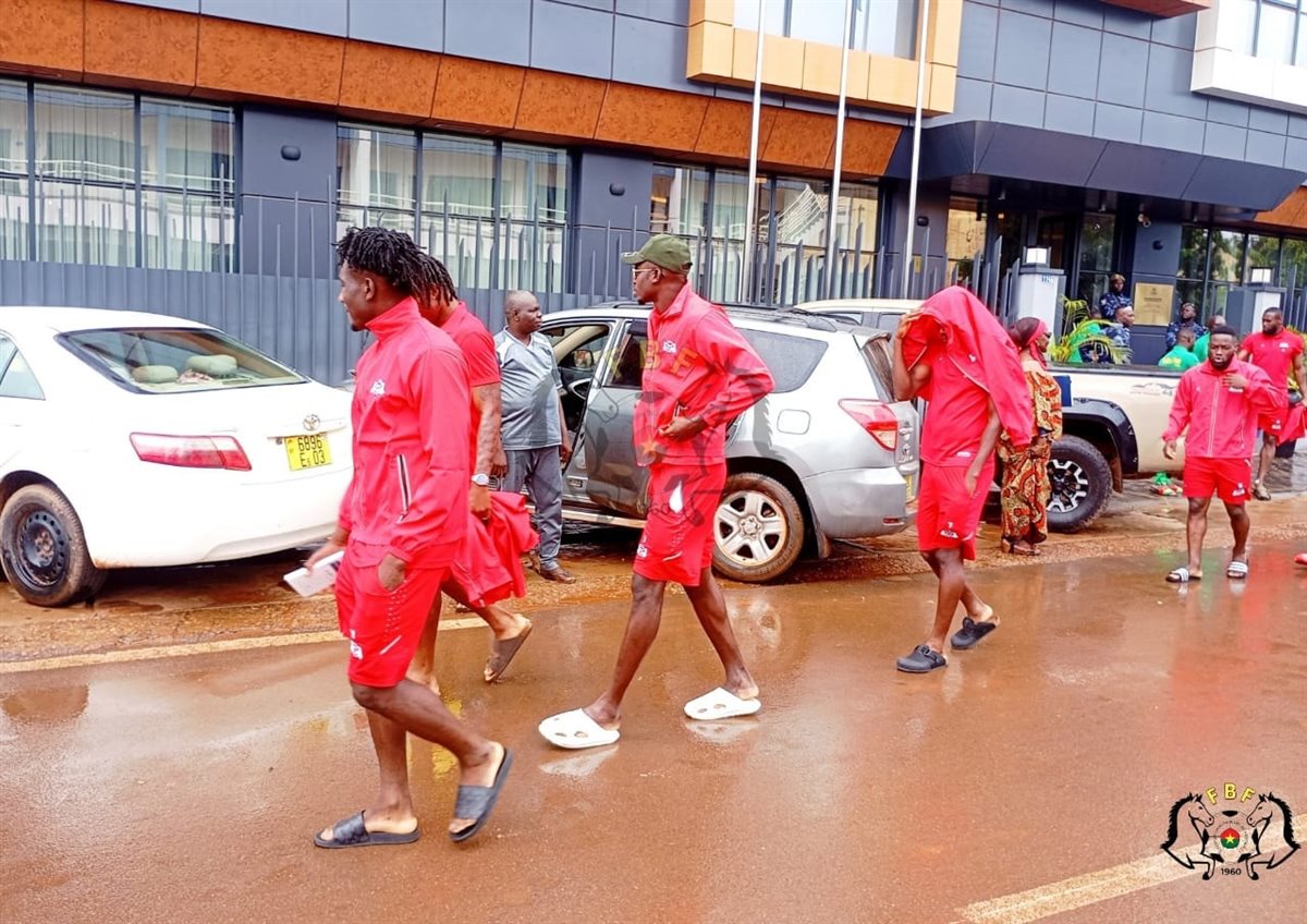 مغادرة لاعبي بوركينا وسط الأمطار (2)