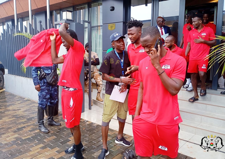 مغادرة لاعبي بوركينا وسط الأمطار (3)