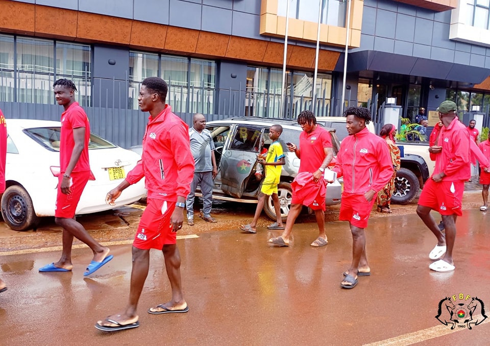 مغادرة لاعبي بوركينا وسط الأمطار (4)