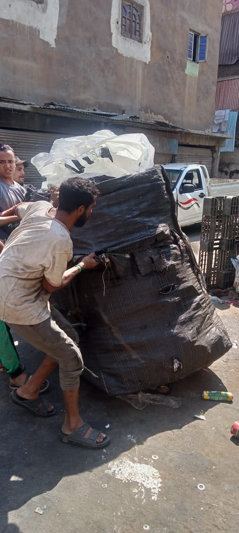 حي الساحل يرفع إشغالات وزراعات مخالفة أمام مدرسة عمر بن عبد العزيز