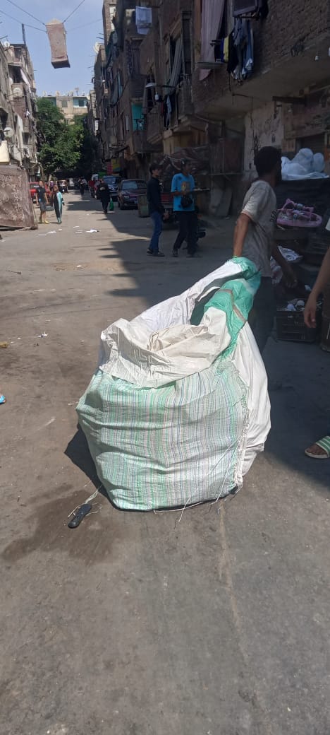 حي الساحل يرفع إشغالات وزراعات مخالفة أمام مدرسة عمر بن عبد العزيز