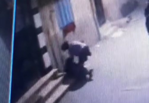 <strong>تعدي شاب على سيدة بالضرب واسقاطها ارضًا في الجيزة</strong>