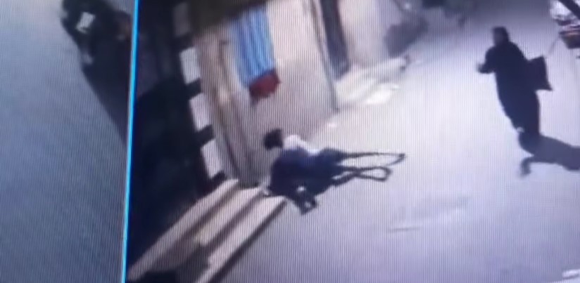 <strong>تعدي شاب على سيدة بالضرب واسقاطها ارضًا في الجيزة</strong>