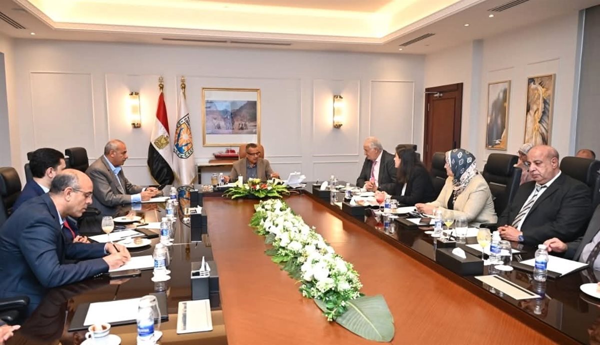 محافظ جنوب سيناء يعقد اجتماعًا لمناقشة تطوير طور سيناء 