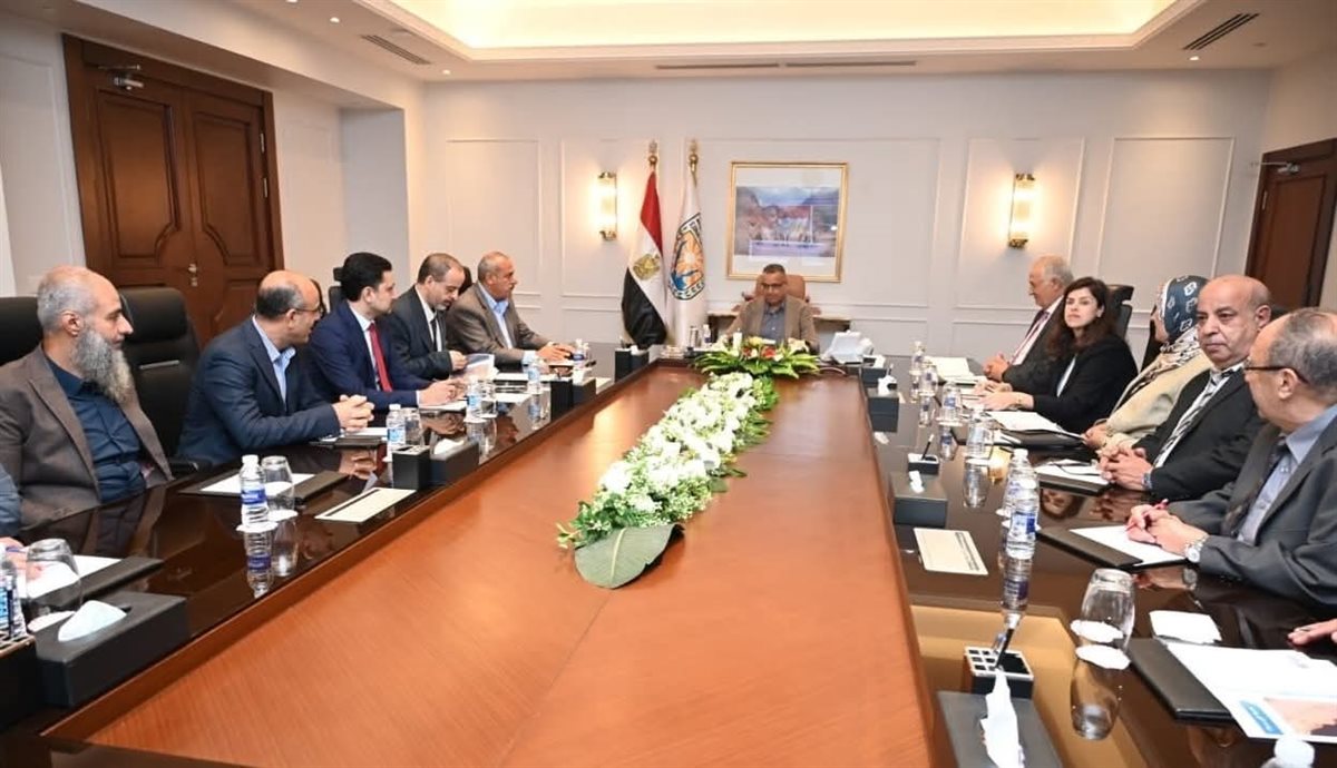 محافظ جنوب سيناء يعقد اجتماعًا لمناقشة تطوير طور سيناء 