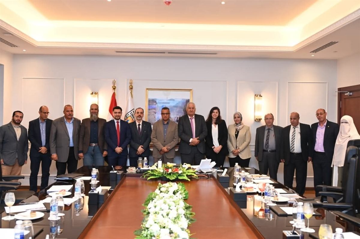 محافظ جنوب سيناء يعقد اجتماعًا لمناقشة تطوير طور سيناء 