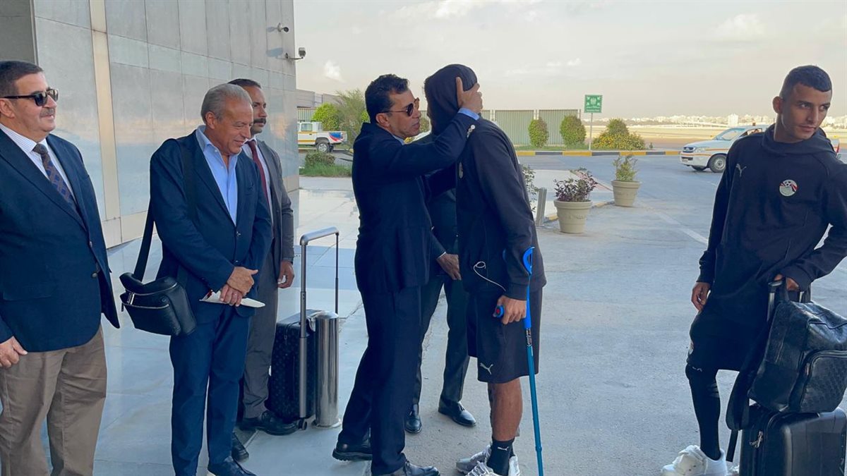 عمر مرموش بالعكازين